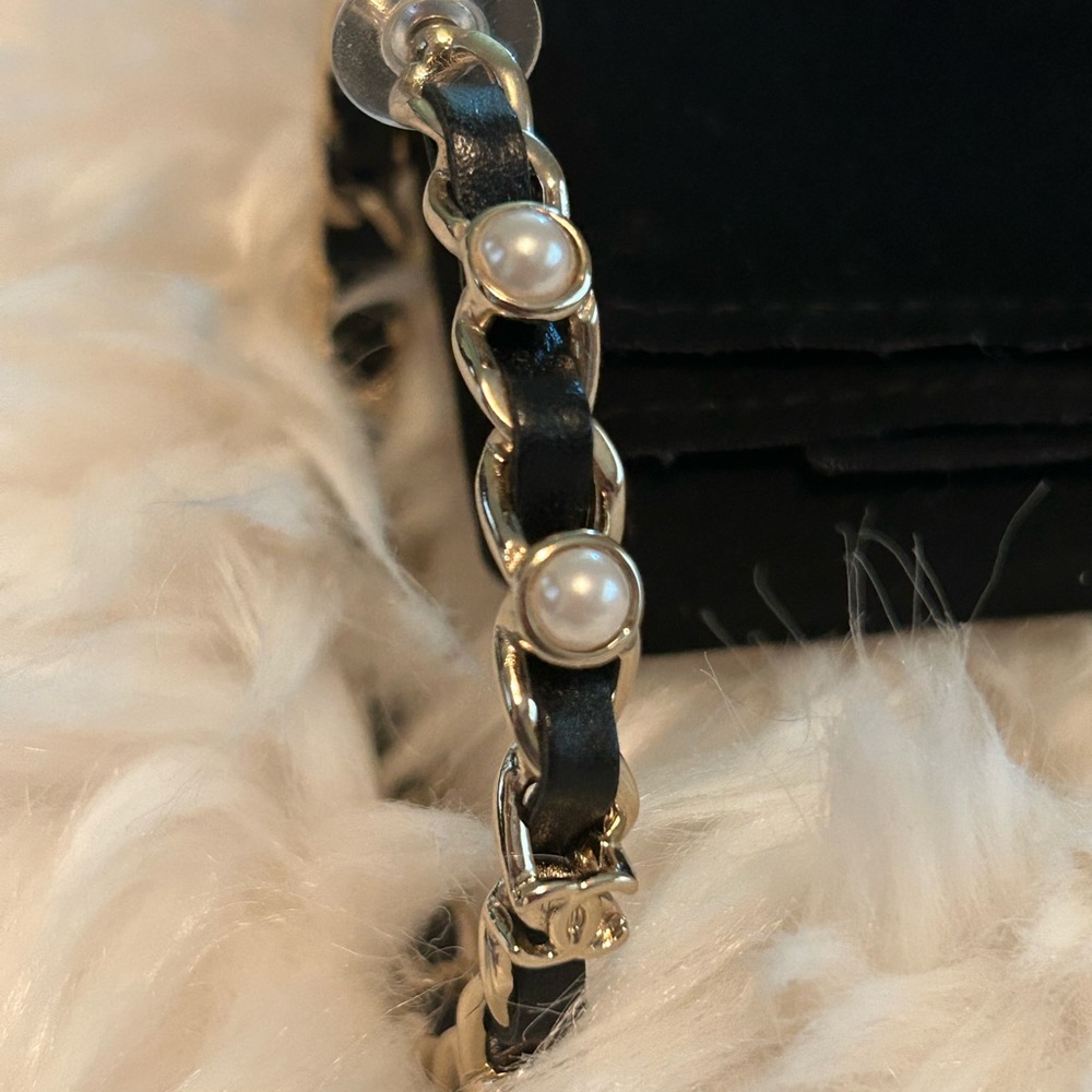 CHANEL Lambskin Faux Pearl More is More cc chain hoops - Picture 5 of 10